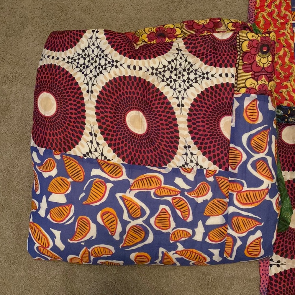 Anthropology quilt- QUEEN- good condition